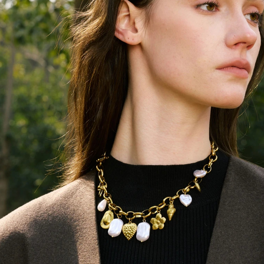 Collar artesanal ajustable para mujer con diseño geométrico - lenorajewelry.com/collar-eter-marina-acero-inoxidable-oro
collar acero inoxidable, joyería artesanal mujer, collar con perlas, joyas baño oro, regalo elegante, joyería marina, LENORA jewelry, collar ajustable, charms concha