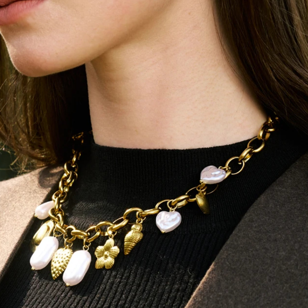 Collar artesanal ajustable para mujer con diseño geométrico - lenorajewelry.com/collar-eter-marina-acero-inoxidable-oro
collar acero inoxidable, joyería artesanal mujer, collar con perlas, joyas baño oro, regalo elegante, joyería marina, LENORA jewelry, collar ajustable, charms concha