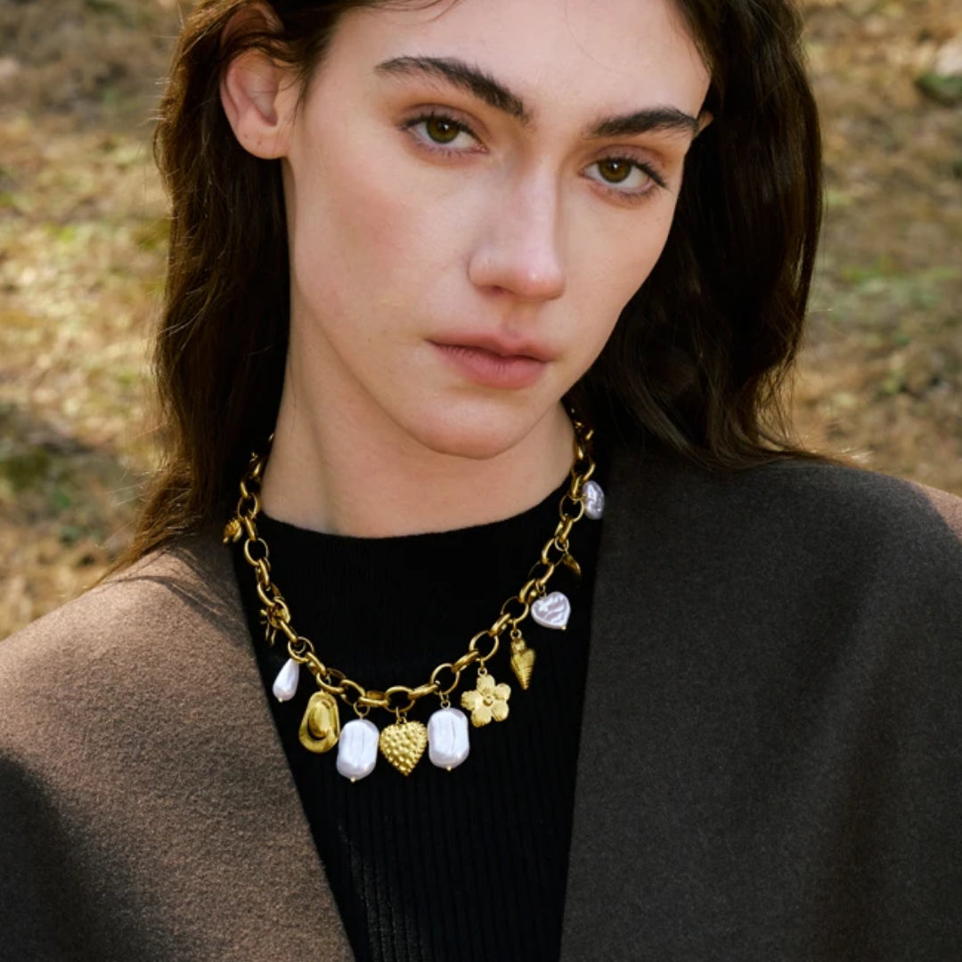 Collar artesanal ajustable para mujer con diseño geométrico - lenorajewelry.com/collar-eter-marina-acero-inoxidable-oro
collar acero inoxidable, joyería artesanal mujer, collar con perlas, joyas baño oro, regalo elegante, joyería marina, LENORA jewelry, collar ajustable, charms concha