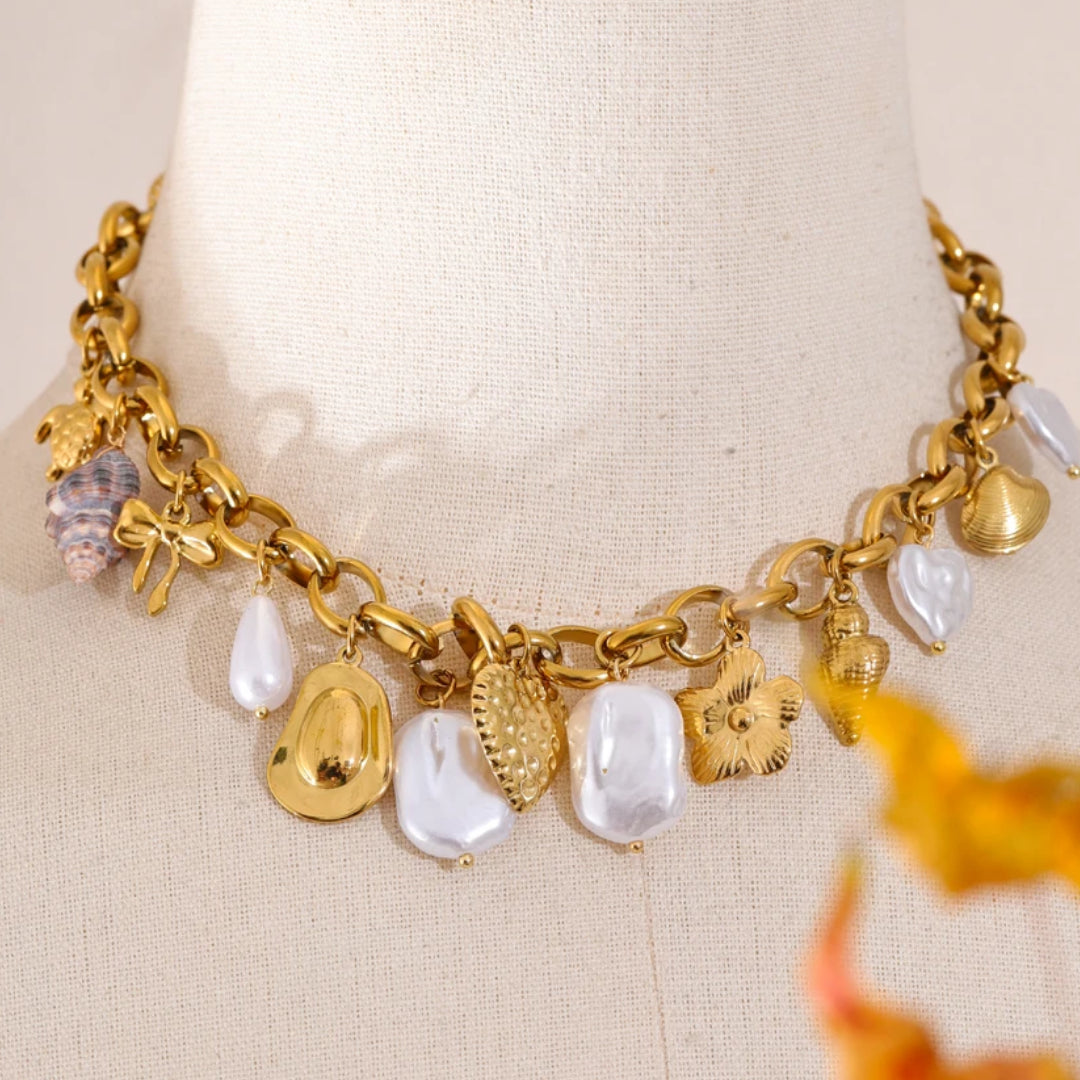 Collar artesanal ajustable para mujer con diseño geométrico - lenorajewelry.com/collar-eter-marina-acero-inoxidable-oro
collar acero inoxidable, joyería artesanal mujer, collar con perlas, joyas baño oro, regalo elegante, joyería marina, LENORA jewelry, collar ajustable, charms concha