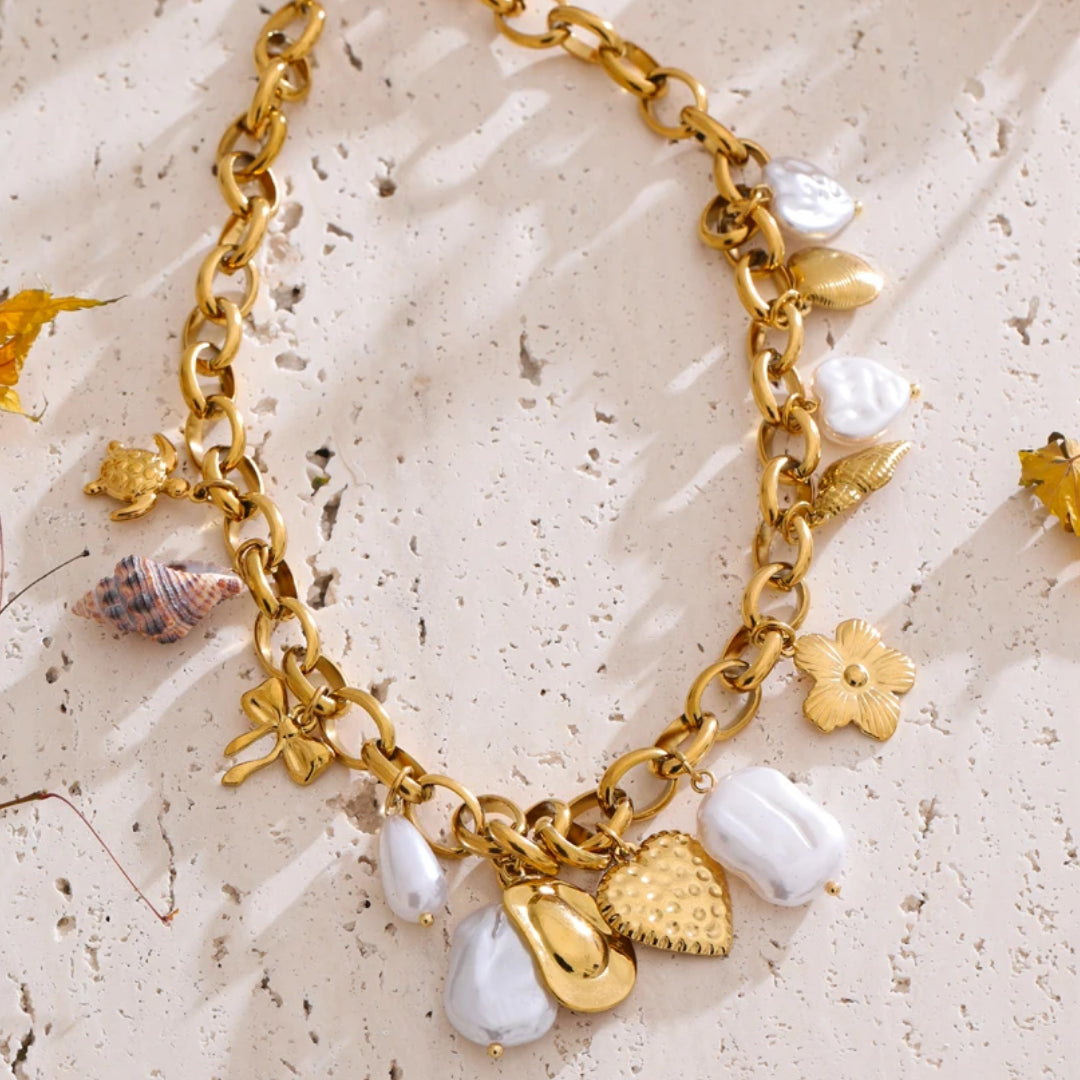Collar artesanal ajustable para mujer con diseño geométrico - lenorajewelry.com/collar-eter-marina-acero-inoxidable-oro
collar acero inoxidable, joyería artesanal mujer, collar con perlas, joyas baño oro, regalo elegante, joyería marina, LENORA jewelry, collar ajustable, charms concha