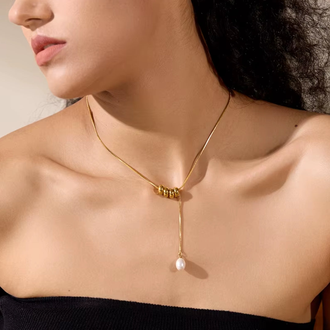 collar de perlas, joyería elegante para mujeres, accesorios bañados en oro, colgante geométrico, regalo sofisticado, lenorajewelry.com/collar-lumina-perla-oro