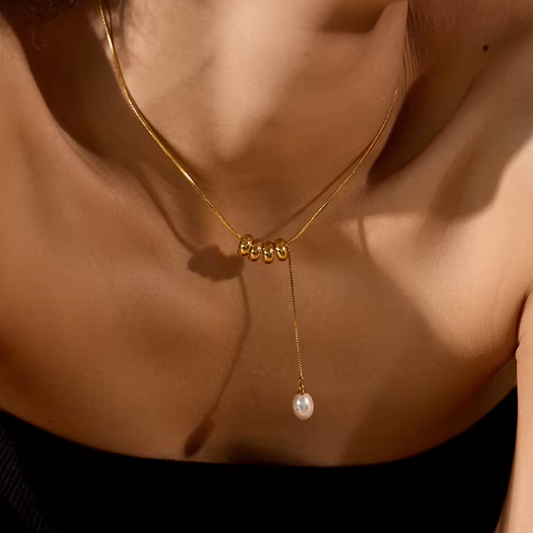 collar de perlas, joyería elegante para mujeres, accesorios bañados en oro, colgante geométrico, regalo sofisticado, lenorajewelry.com/collar-lumina-perla-oro