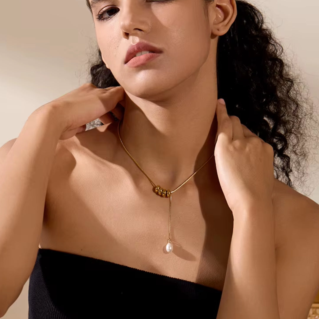 collar de perlas, joyería elegante para mujeres, accesorios bañados en oro, colgante geométrico, regalo sofisticado, lenorajewelry.com/collar-lumina-perla-oro