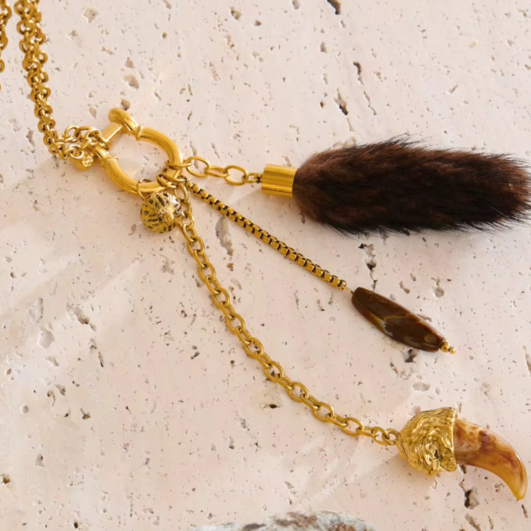 Collar Luxe Invierno largo con colgante – lenorajewelry.com/collar-luxe-invierno, collar largo suéter, collar con colgante resina, collar dorado mujer, collar otoño invierno, joyería artesanal lujo, collar resistente al agua, accesorios elegantes mujer, collar largo LENORA