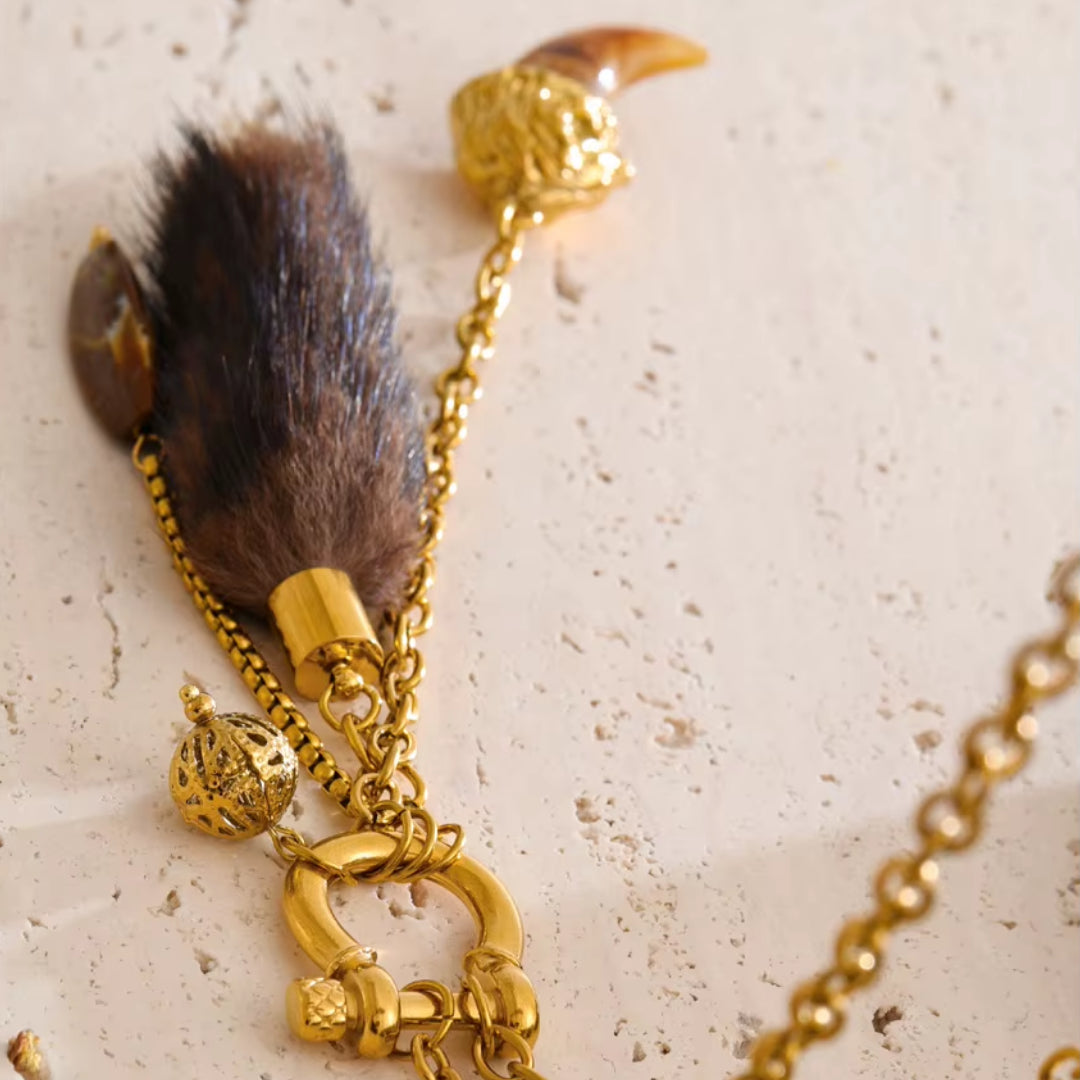 Collar Luxe Invierno largo con colgante – lenorajewelry.com/collar-luxe-invierno, collar largo suéter, collar con colgante resina, collar dorado mujer, collar otoño invierno, joyería artesanal lujo, collar resistente al agua, accesorios elegantes mujer, collar largo LENORA