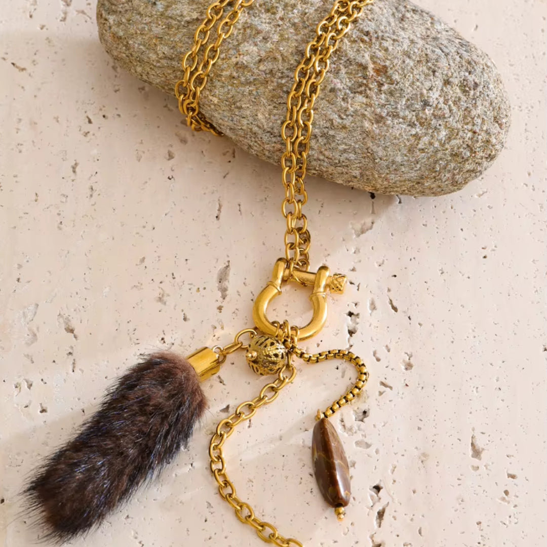 Collar Luxe Invierno largo con colgante – lenorajewelry.com/collar-luxe-invierno, collar largo suéter, collar con colgante resina, collar dorado mujer, collar otoño invierno, joyería artesanal lujo, collar resistente al agua, accesorios elegantes mujer, collar largo LENORA