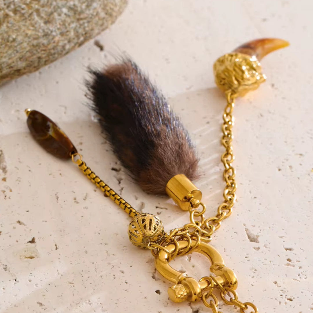Collar Luxe Invierno largo con colgante – lenorajewelry.com/collar-luxe-invierno, collar largo suéter, collar con colgante resina, collar dorado mujer, collar otoño invierno, joyería artesanal lujo, collar resistente al agua, accesorios elegantes mujer, collar largo LENORA
