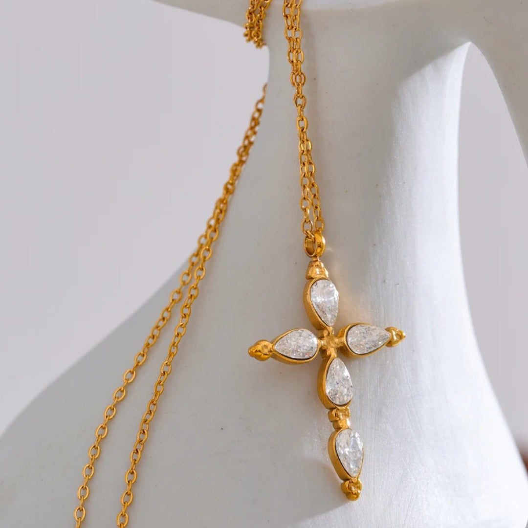 Collar Luz Divina cruz circonitas cúbicas oro 18K cadena ajustable – lenorajewelry.com/collar-luz-divina-cruz-circonitas
collar de cruz, joyería religiosa, collar oro 18K, circonitas cúbicas, regalo mujer, joyería premium, LENORA, collar ajustable, joyas espirituales, collar delicado