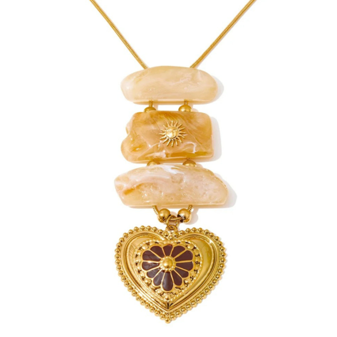 Collar Prisma Amor con corazón esmaltado – lenorajewelry.com/collar-prisma-amor, collar con corazón, colgante rectangular, collar de resina, collar esmaltado, joyas modernas, collares lenora, accesorios artísticos, joyería resistente al agua, collar dorado mujer, diseño contemporáneo