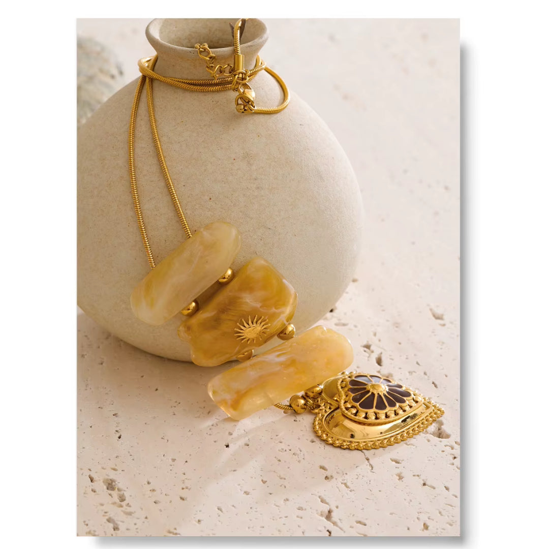 Collar Prisma Amor con corazón esmaltado – lenorajewelry.com/collar-prisma-amor, collar con corazón, colgante rectangular, collar de resina, collar esmaltado, joyas modernas, collares lenora, accesorios artísticos, joyería resistente al agua, collar dorado mujer, diseño contemporáneo
