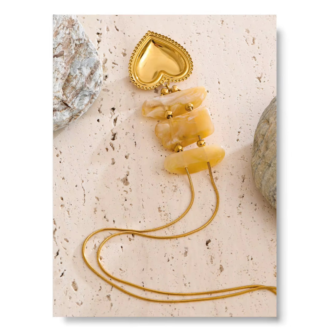 Collar Prisma Amor con corazón esmaltado – lenorajewelry.com/collar-prisma-amor, collar con corazón, colgante rectangular, collar de resina, collar esmaltado, joyas modernas, collares lenora, accesorios artísticos, joyería resistente al agua, collar dorado mujer, diseño contemporáneo