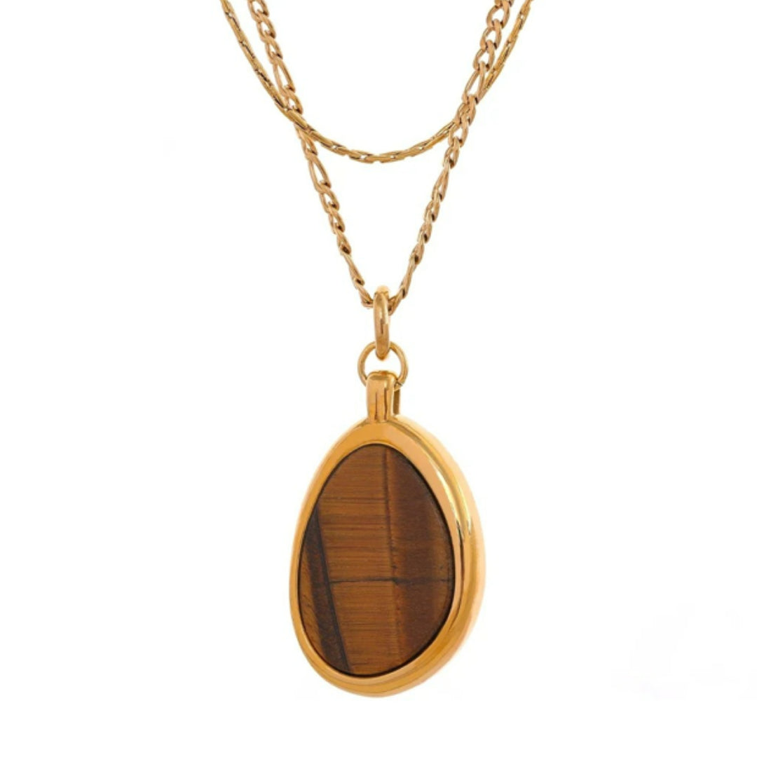 Collar Talismán Tigre con piedra natural y doble cadena oro 18k – lenorajewelry.com/collar-talisman-tigre-doble-cadena, collar de tigre, joyería talismán, doble cadena, collar de oro, regalo mujer poder, acero inoxidable oro, LENORA, collar con piedra natural, joyería estratificada, colgante grande