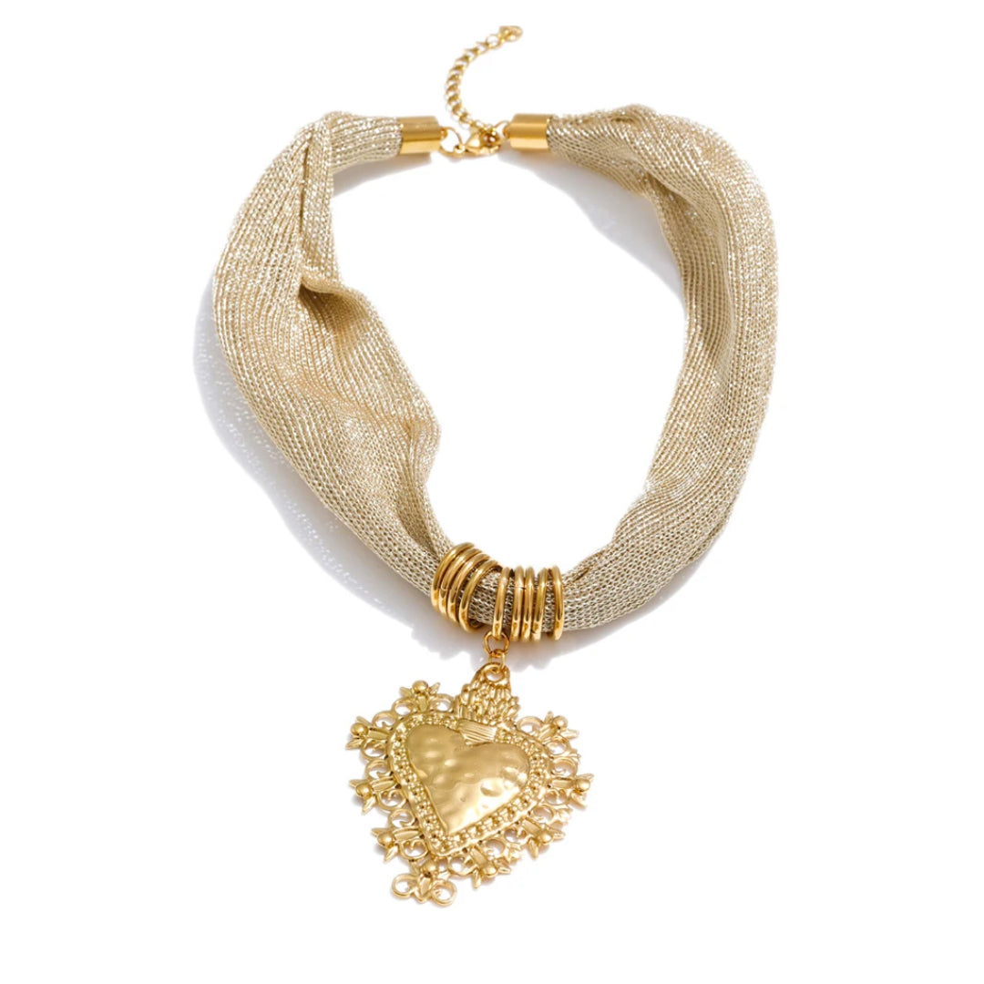 Collar Vespera Dorada Oro Vortex 18K núcleo cirúrgico – lenorajewelry.com/collar-vespera-dorada-oro-vortex, Vespera Dorada: núcleo cirúrgico 316L com Oro Vortex 18K e Escudo Platino. Colgante Corazón Alado 60mm, sistema Vínculo Adaptable. ¡Compra ya! Tecnología HydraShield anti-alergias. Envío premium 24h. Joyería que reinventa la resistencia.

