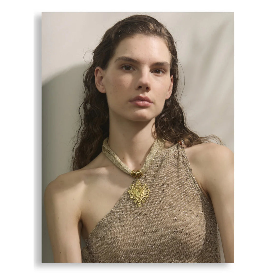 Collar Vespera Dorada Oro Vortex 18K núcleo cirúrgico – lenorajewelry.com/collar-vespera-dorada-oro-vortex, Vespera Dorada: núcleo cirúrgico 316L com Oro Vortex 18K e Escudo Platino. Colgante Corazón Alado 60mm, sistema Vínculo Adaptable. ¡Compra ya! Tecnología HydraShield anti-alergias. Envío premium 24h. Joyería que reinventa la resistencia.

