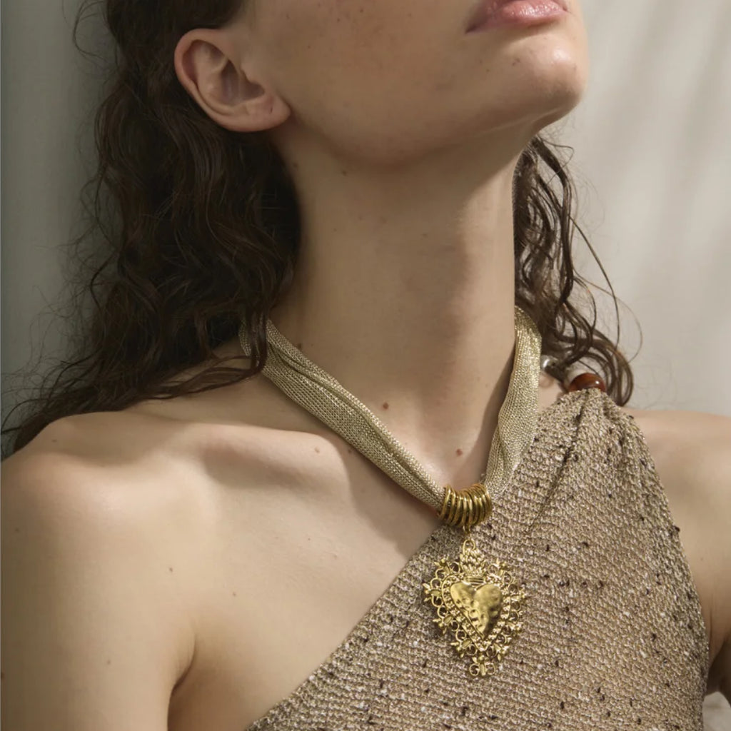 Collar Vespera Dorada Oro Vortex 18K núcleo cirúrgico – lenorajewelry.com/collar-vespera-dorada-oro-vortex, Vespera Dorada: núcleo cirúrgico 316L com Oro Vortex 18K e Escudo Platino. Colgante Corazón Alado 60mm, sistema Vínculo Adaptable. ¡Compra ya! Tecnología HydraShield anti-alergias. Envío premium 24h. Joyería que reinventa la resistencia.

