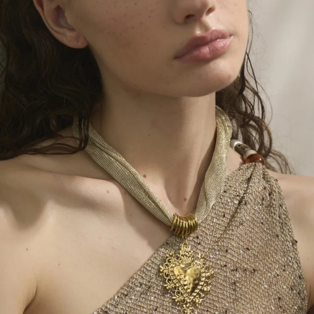 Collar Vespera Dorada Oro Vortex 18K núcleo cirúrgico – lenorajewelry.com/collar-vespera-dorada-oro-vortex, Vespera Dorada: núcleo cirúrgico 316L com Oro Vortex 18K e Escudo Platino. Colgante Corazón Alado 60mm, sistema Vínculo Adaptable. ¡Compra ya! Tecnología HydraShield anti-alergias. Envío premium 24h. Joyería que reinventa la resistencia.

