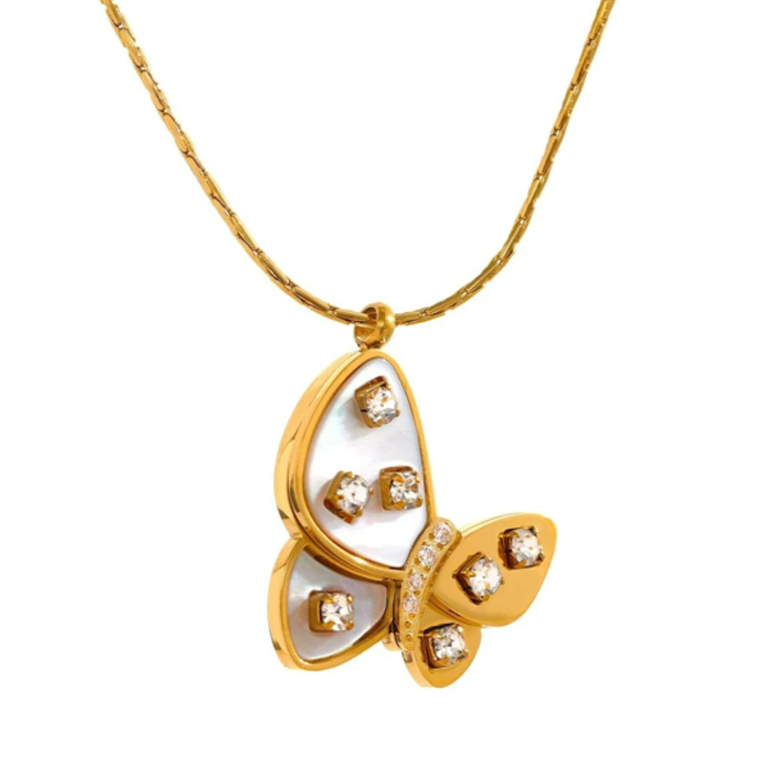 Detalle de cadena ajustable y pingente de concha natural – lenorajewelry.com/collar-mariposa-dorada-lenora
collar de acero inoxidable, joyas bañadas en oro, zircônia cúbica, colar de mariposa, regalo elegante para mujeres, joyería exclusiva, Lenora