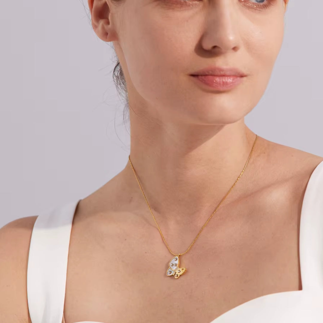 Detalle de cadena ajustable y pingente de concha natural – lenorajewelry.com/collar-mariposa-dorada-lenora
collar de acero inoxidable, joyas bañadas en oro, zircônia cúbica, colar de mariposa, regalo elegante para mujeres, joyería exclusiva, Lenora