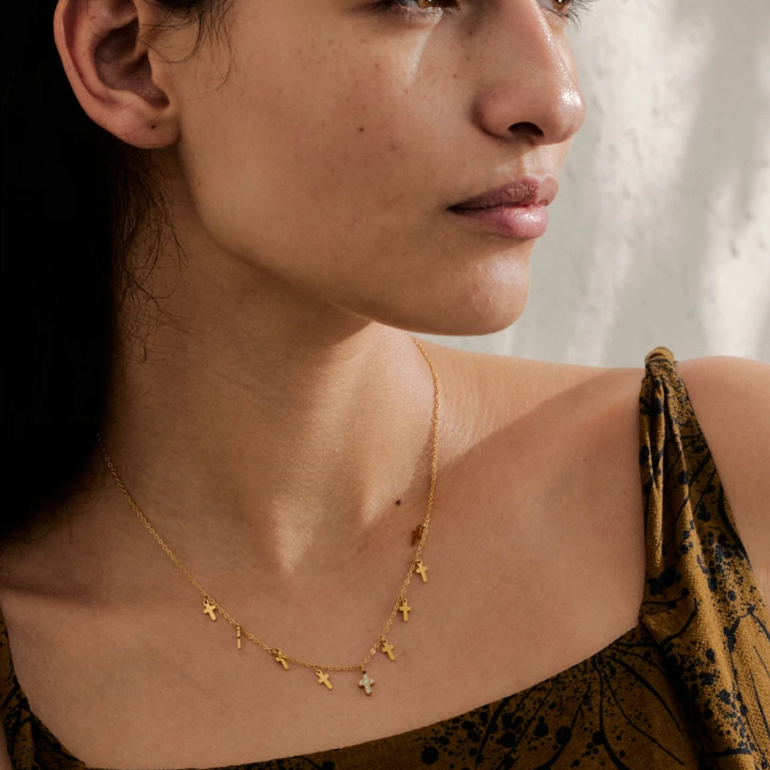 collar de cruz, zirconia cúbica, oro 18k PVD, joyería elegante, Luz Divina, regalos para mujer, collar ajustable, joyas hipoalergénicas, accesorios con significado