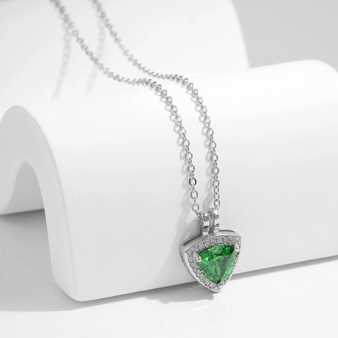 collar de plata 925, joyería fina, colgante triángulo, zirconias cúbicas verdes, collar elegante, plata de ley 925, lujo en joyería, joyería sin alergias, collar exclusivo, accesorios de moda