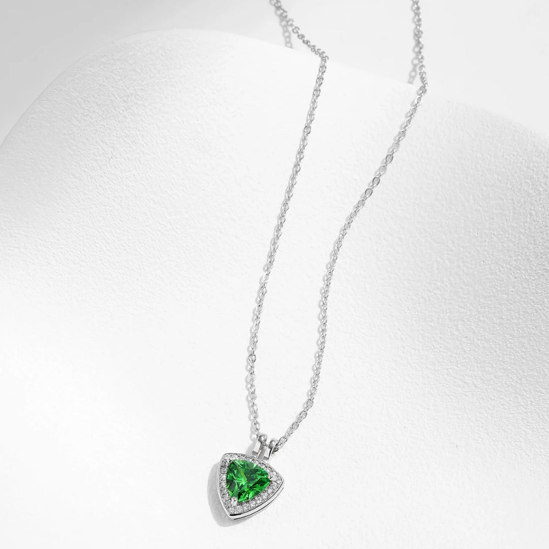 collar de plata 925, joyería fina, colgante triángulo, zirconias cúbicas verdes, collar elegante, plata de ley 925, lujo en joyería, joyería sin alergias, collar exclusivo, accesorios de moda