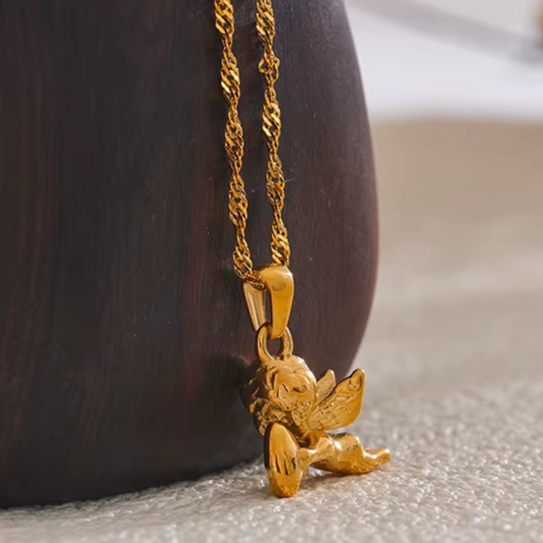 Collar corazón de ángel en acero inoxidable con baño de oro 18K.
https://lenorajewelry.com/collar-corazon-angel-oro-18k