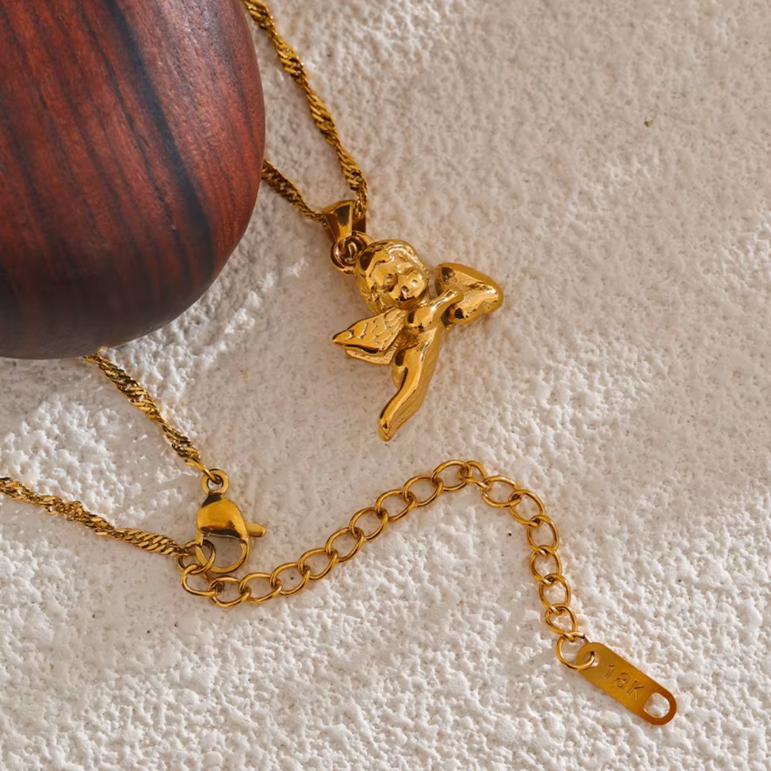 Collar corazón de ángel en acero inoxidable con baño de oro 18K.
https://lenorajewelry.com/collar-corazon-angel-oro-18k