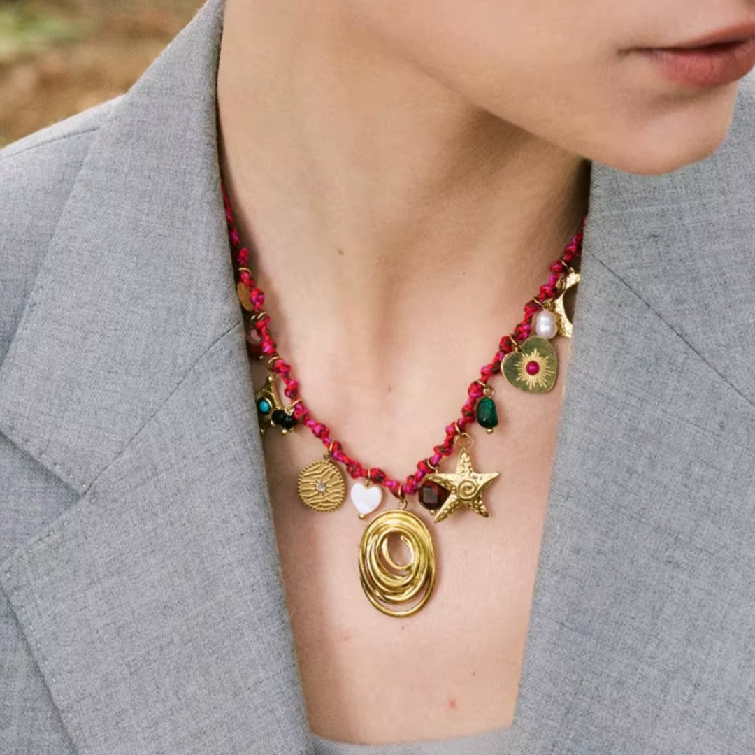 Collar artesanal de luna y estrella con piedra natural, Collar celestial con baño de oro 18K, Joyería moderna para mujer con diseño celestial
https://lenorajewelry.com/collar-artesanal-piedra-natural-diseno-celestial