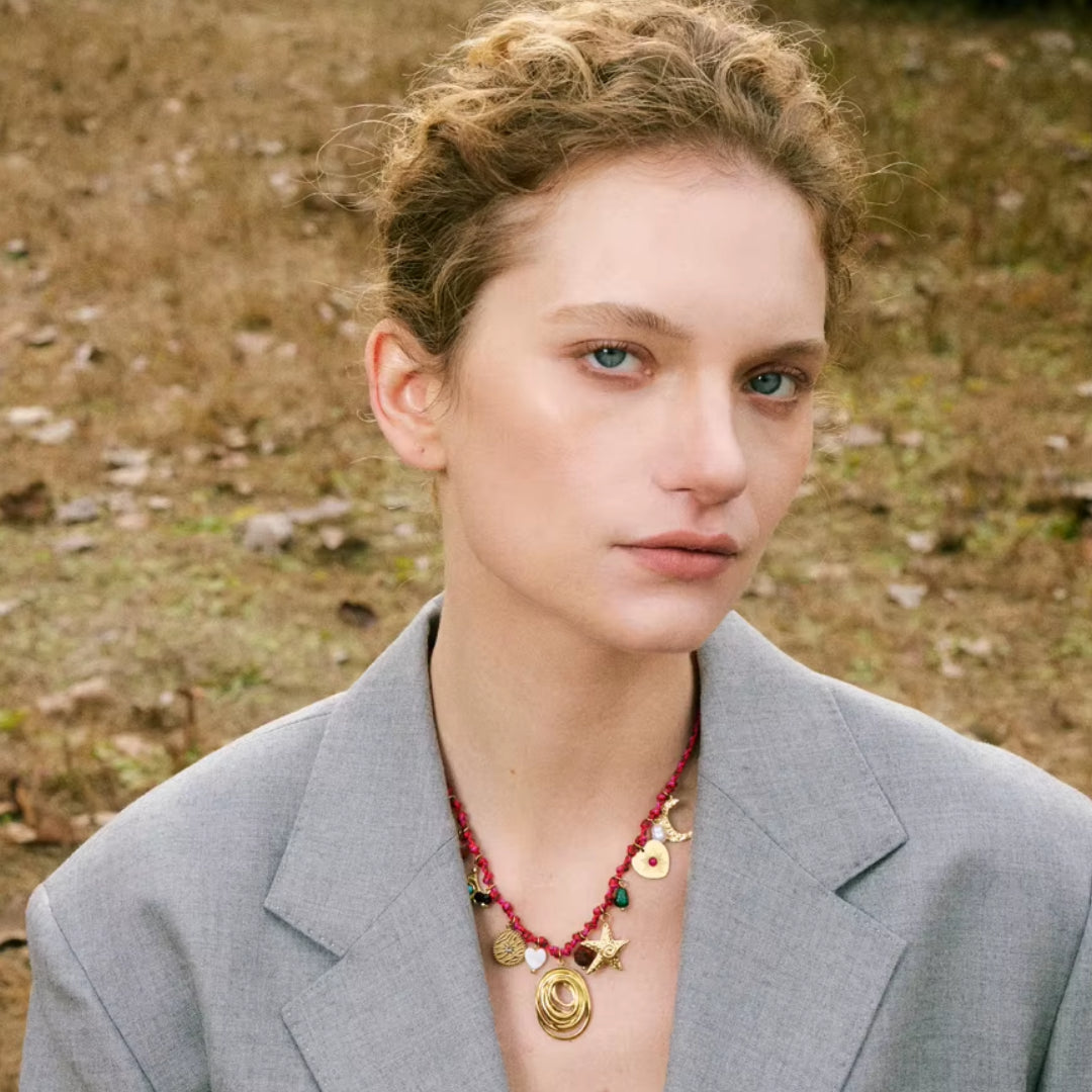 Collar artesanal de luna y estrella con piedra natural, Collar celestial con baño de oro 18K, Joyería moderna para mujer con diseño celestial
https://lenorajewelry.com/collar-artesanal-piedra-natural-diseno-celestial