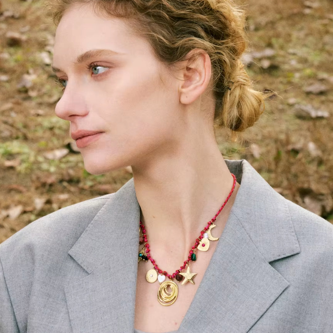 Collar artesanal de luna y estrella con piedra natural, Collar celestial con baño de oro 18K, Joyería moderna para mujer con diseño celestial
https://lenorajewelry.com/collar-artesanal-piedra-natural-diseno-celestial