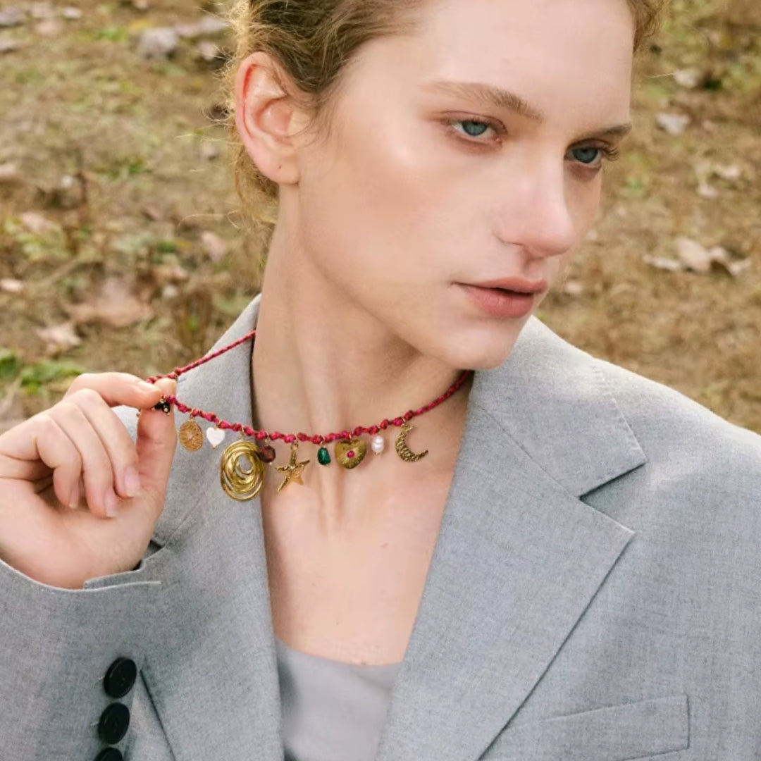 Collar artesanal de luna y estrella con piedra natural, Collar celestial con baño de oro 18K, Joyería moderna para mujer con diseño celestial
https://lenorajewelry.com/collar-artesanal-piedra-natural-diseno-celestial