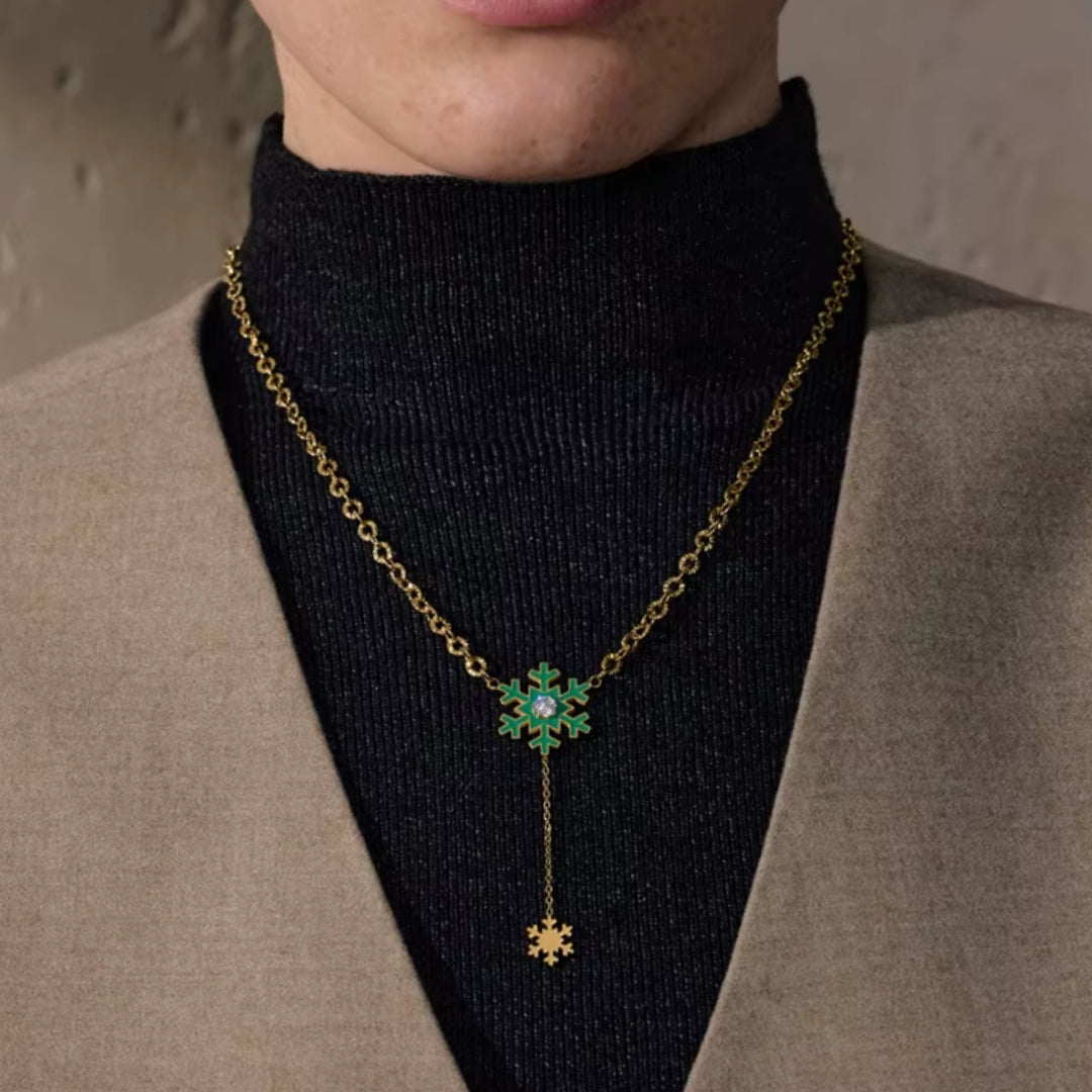 Collar con copo de nieve verde esmaltado y cadena dorada,  https://lenorajewelry.com/collar-copo-nieve-verde-zirconia-oro