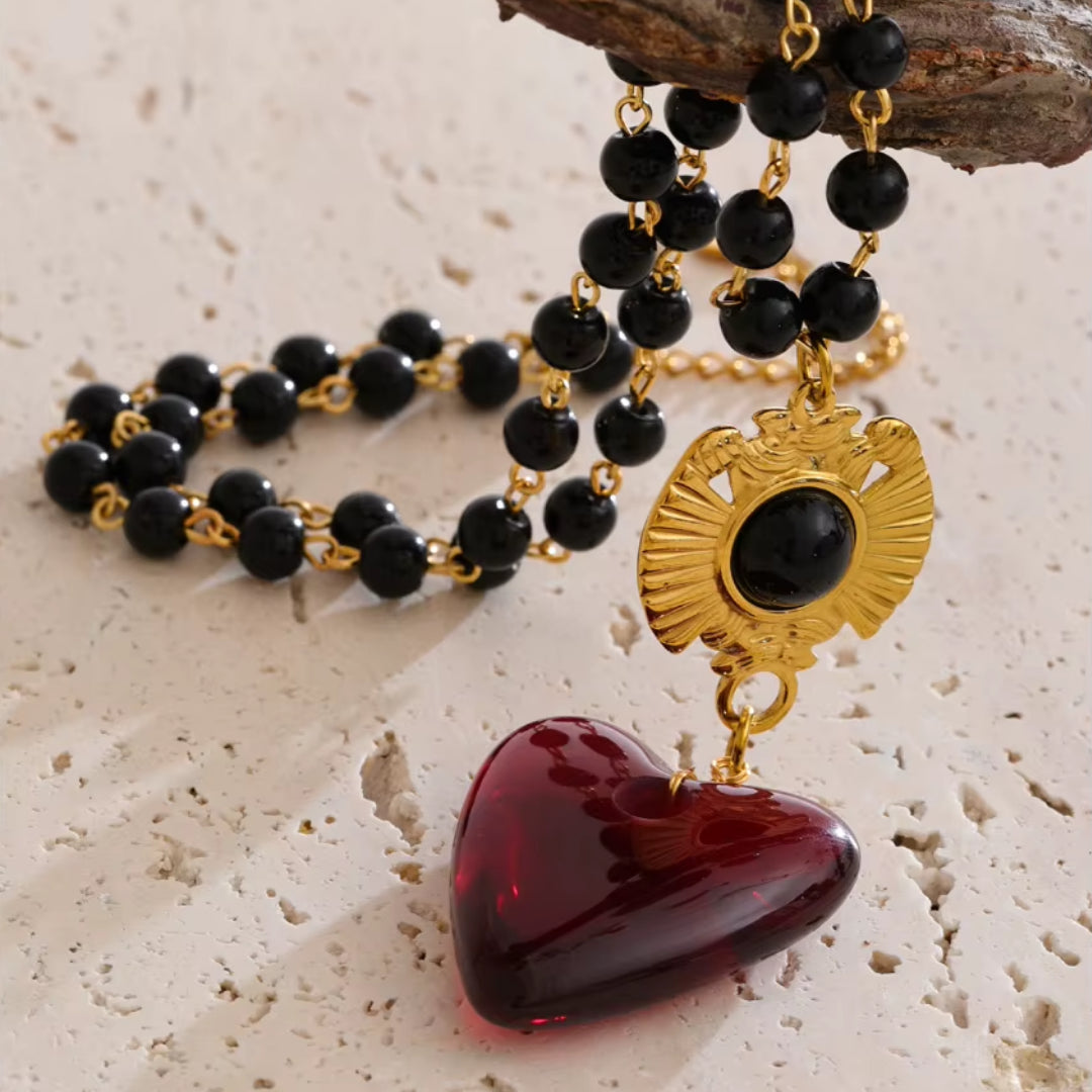 Collar con corazón de resina translúcida – lenorajewelry.com/collar-corazon-prisma, collar con corazón, collar de resina, collar dorado mujer, joyas modernas, collar artístico, cadena con cuentas, collares lenora, joyería elegante, accesorios femeninos, moda contemporánea