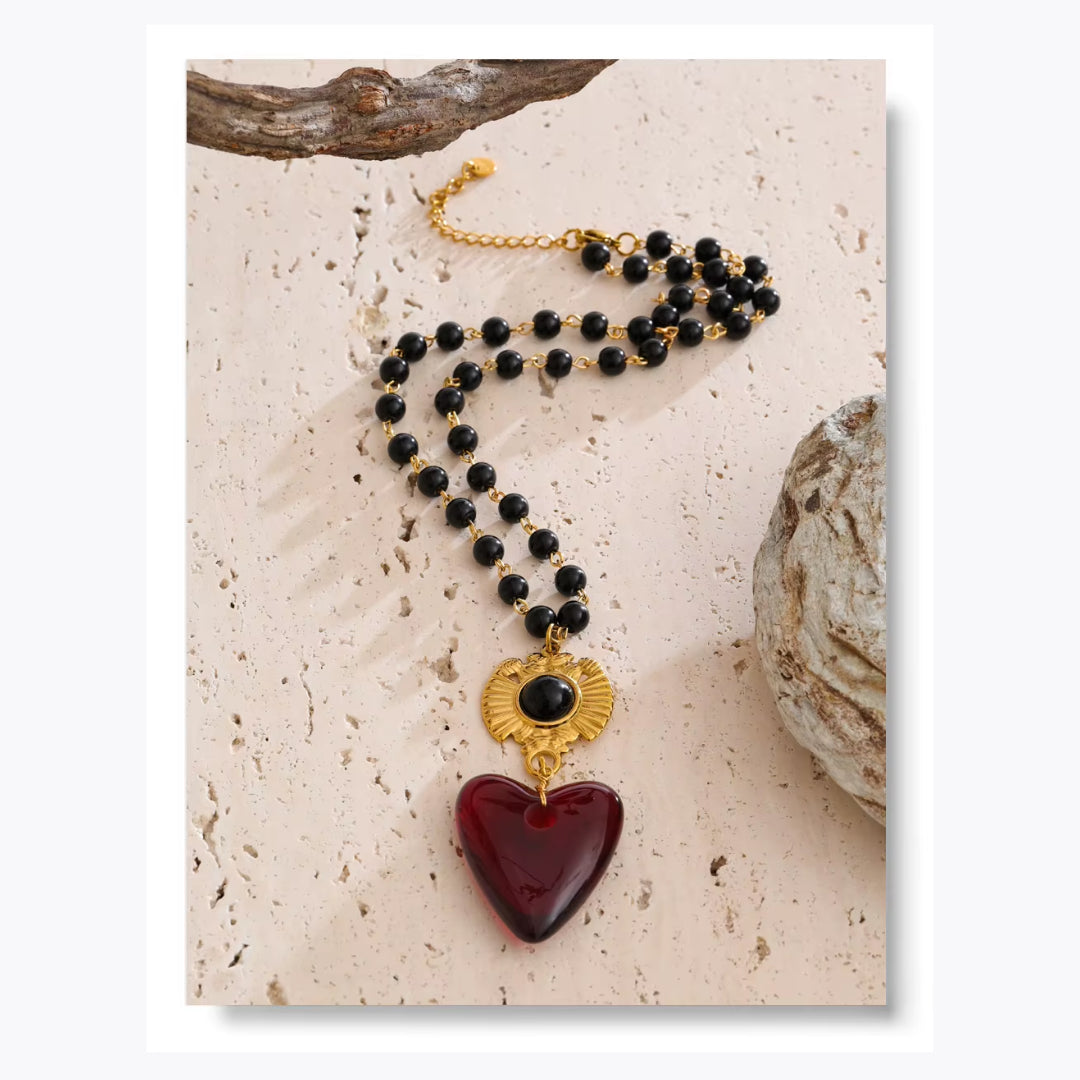 Collar con corazón de resina translúcida – lenorajewelry.com/collar-corazon-prisma, collar con corazón, collar de resina, collar dorado mujer, joyas modernas, collar artístico, cadena con cuentas, collares lenora, joyería elegante, accesorios femeninos, moda contemporánea