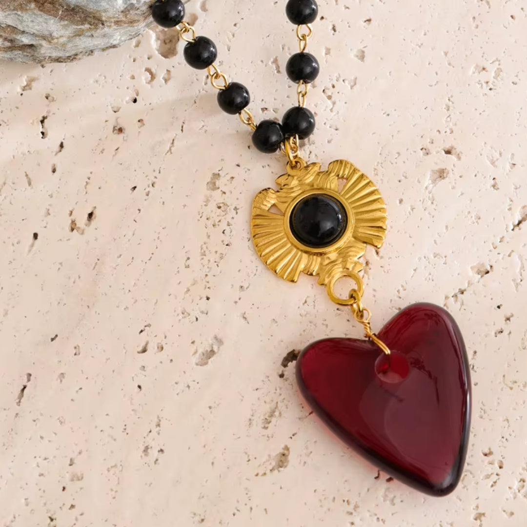 Collar con corazón de resina translúcida – lenorajewelry.com/collar-corazon-prisma, collar con corazón, collar de resina, collar dorado mujer, joyas modernas, collar artístico, cadena con cuentas, collares lenora, joyería elegante, accesorios femeninos, moda contemporánea