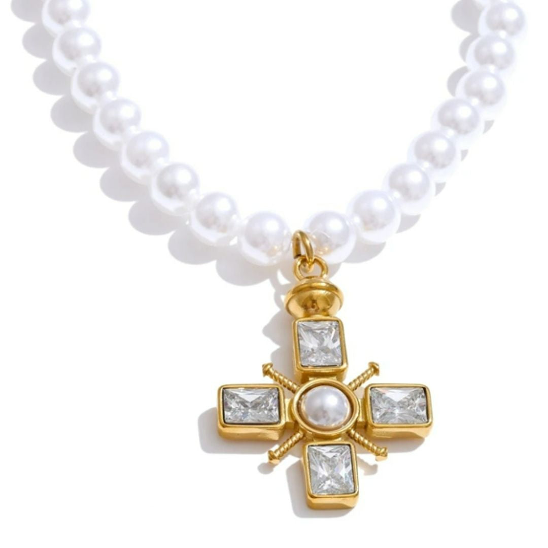 Collar cruz con perlas y circonitas baño oro – lenorajewelry.com/collar-cruz-perlas-circonitas-oro, collar cruz perlas, joyería religiosa, perlas simuladas, circonitas cúbicas, collar oro mujer, regalo comunión, joyería artesanal, acero inoxidable, LENORA, colgante fe  