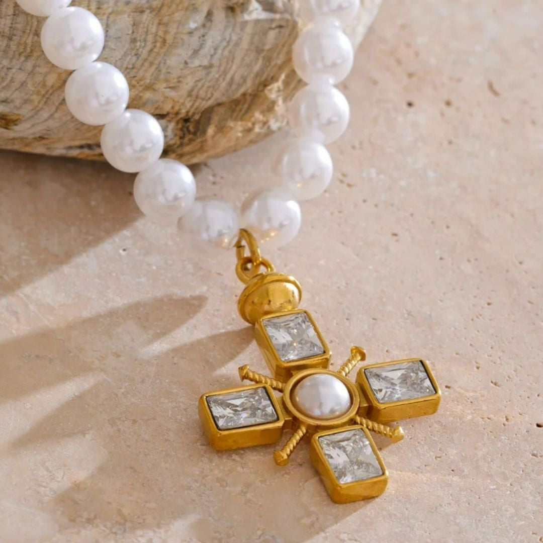 Collar cruz con perlas y circonitas baño oro – lenorajewelry.com/collar-cruz-perlas-circonitas-oro, collar cruz perlas, joyería religiosa, perlas simuladas, circonitas cúbicas, collar oro mujer, regalo comunión, joyería artesanal, acero inoxidable, LENORA, colgante fe  