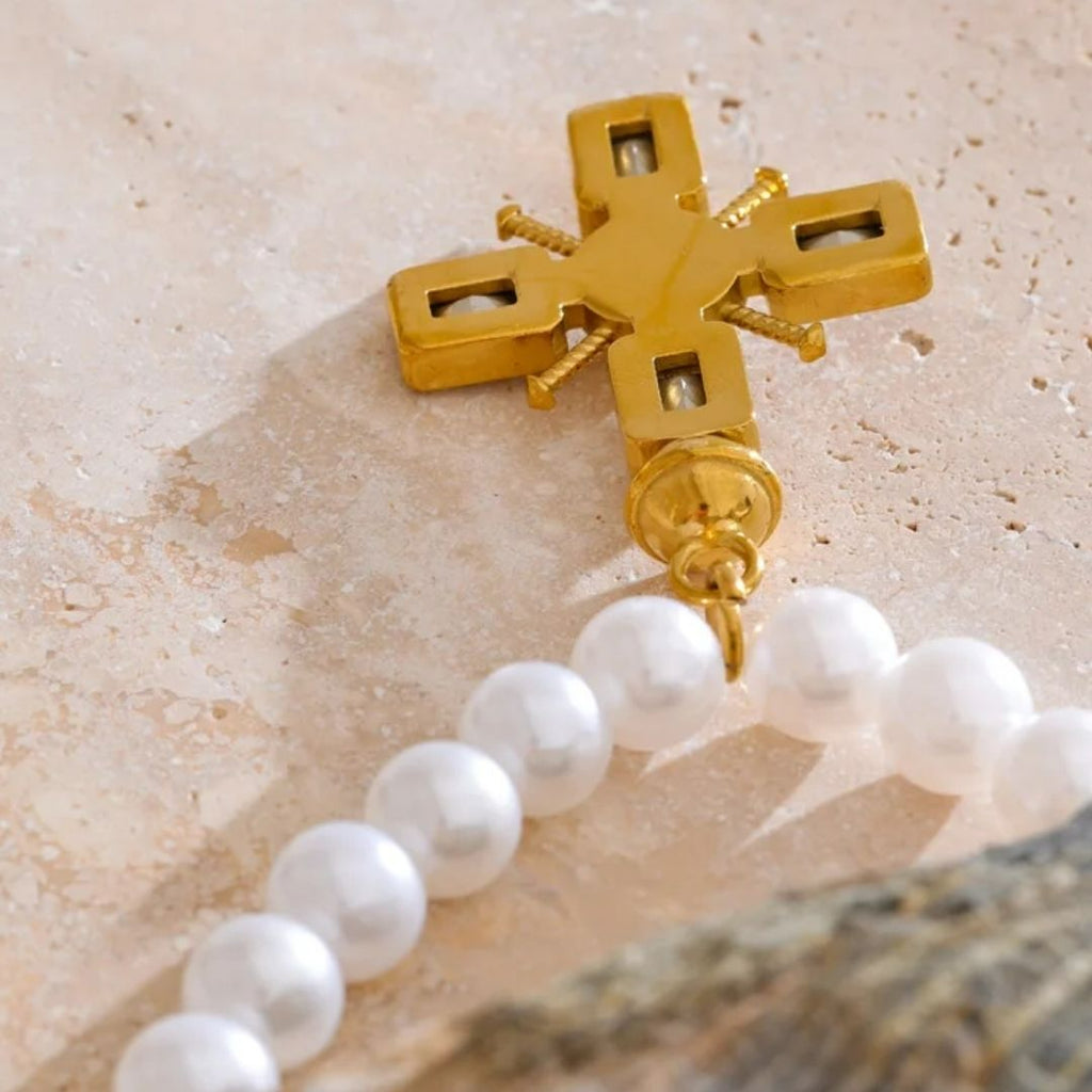 Collar cruz con perlas y circonitas baño oro – lenorajewelry.com/collar-cruz-perlas-circonitas-oro, collar cruz perlas, joyería religiosa, perlas simuladas, circonitas cúbicas, collar oro mujer, regalo comunión, joyería artesanal, acero inoxidable, LENORA, colgante fe  