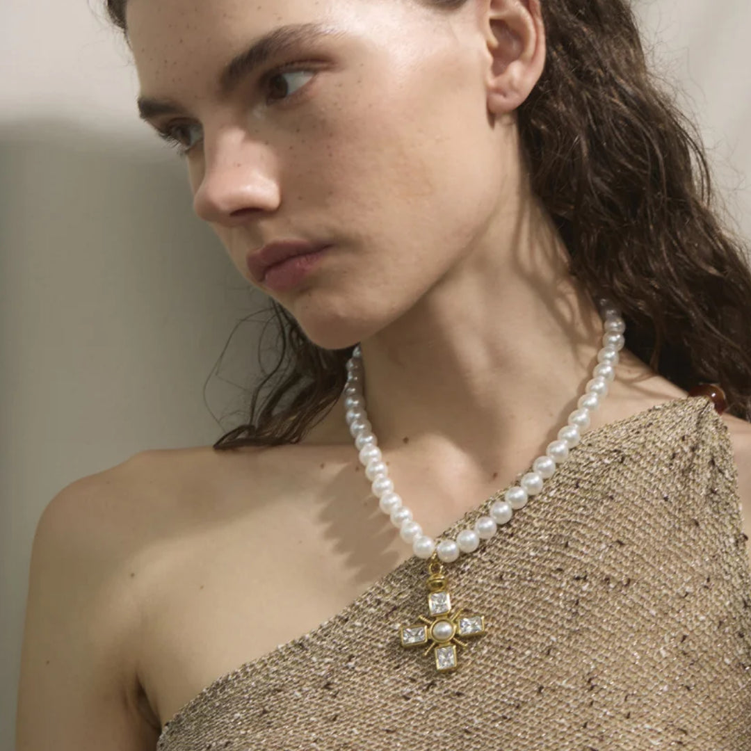 Collar cruz con perlas y circonitas baño oro – lenorajewelry.com/collar-cruz-perlas-circonitas-oro, collar cruz perlas, joyería religiosa, perlas simuladas, circonitas cúbicas, collar oro mujer, regalo comunión, joyería artesanal, acero inoxidable, LENORA, colgante fe  
