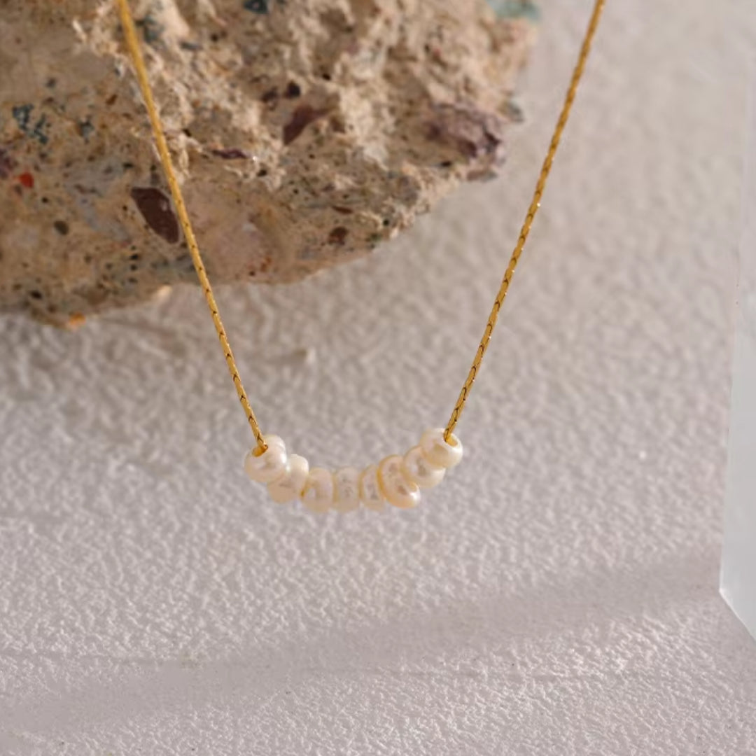 collar de perlas, collar minimalista, collar de acero inoxidable, collar con baño de oro, joyería de perlas, collar chique, collar sin corrosión, collar para mujeres, collar elegante, collar de moda, collar de cuentas.
