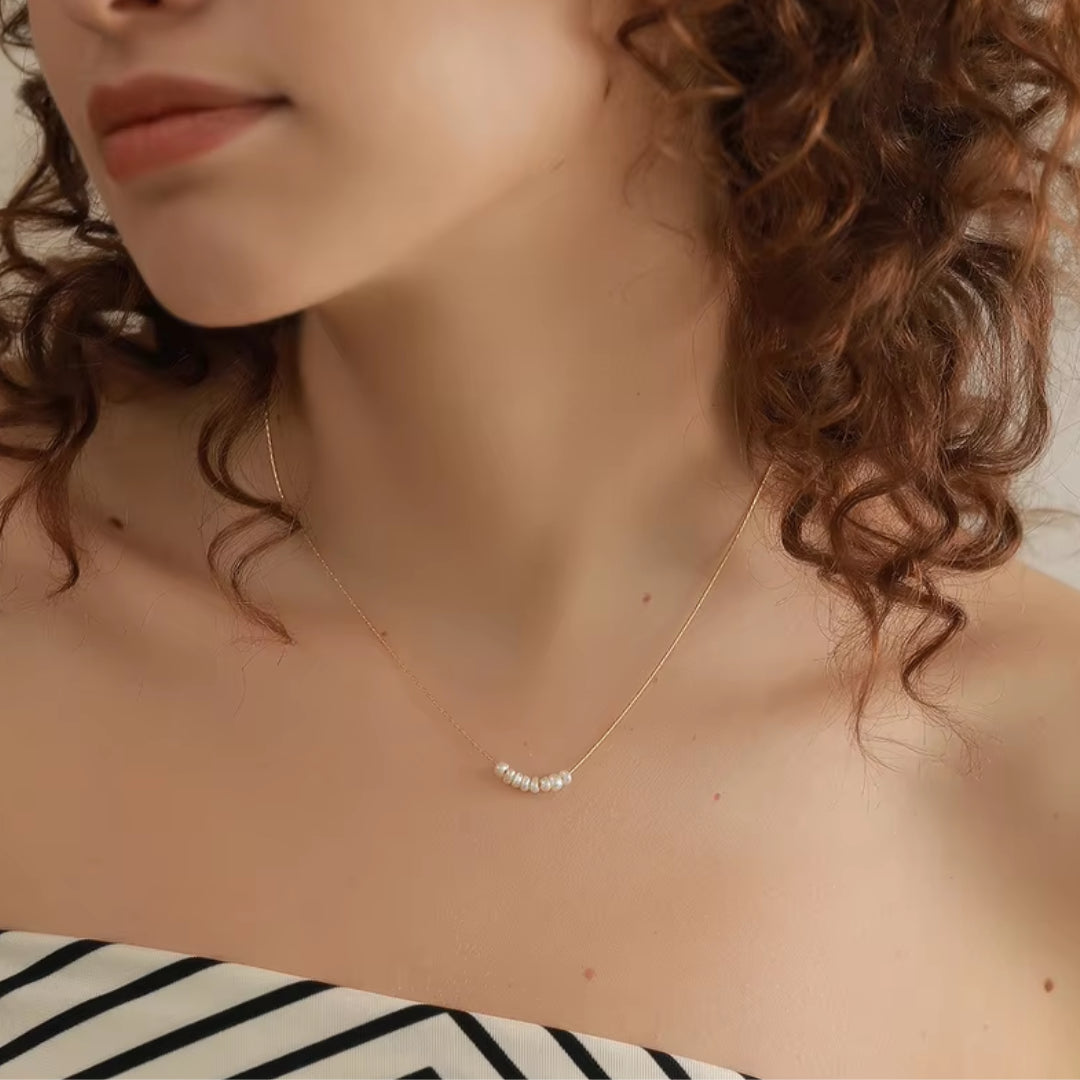collar de perlas, collar minimalista, collar de acero inoxidable, collar con baño de oro, joyería de perlas, collar chique, collar sin corrosión, collar para mujeres, collar elegante, collar de moda, collar de cuentas.