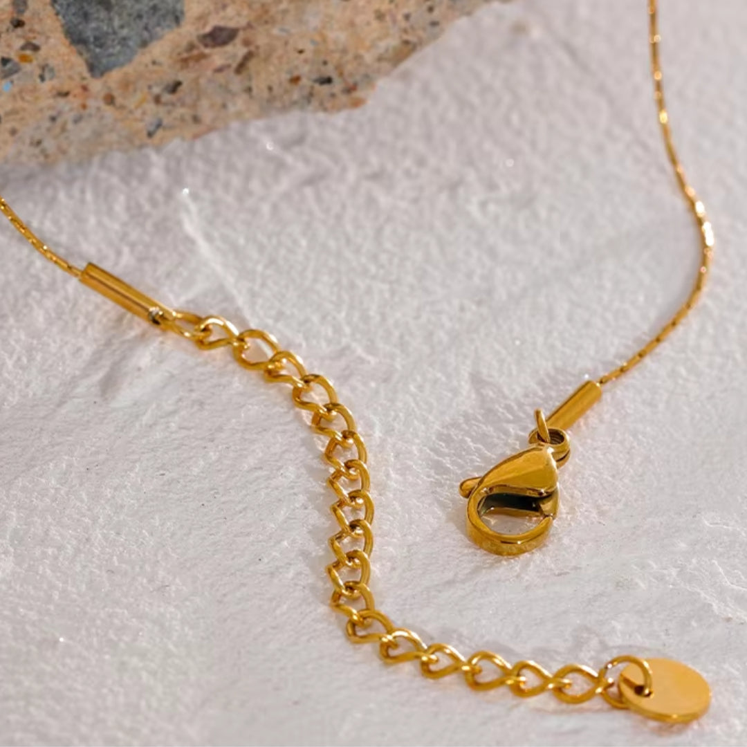 collar de perlas, collar minimalista, collar de acero inoxidable, collar con baño de oro, joyería de perlas, collar chique, collar sin corrosión, collar para mujeres, collar elegante, collar de moda, collar de cuentas.