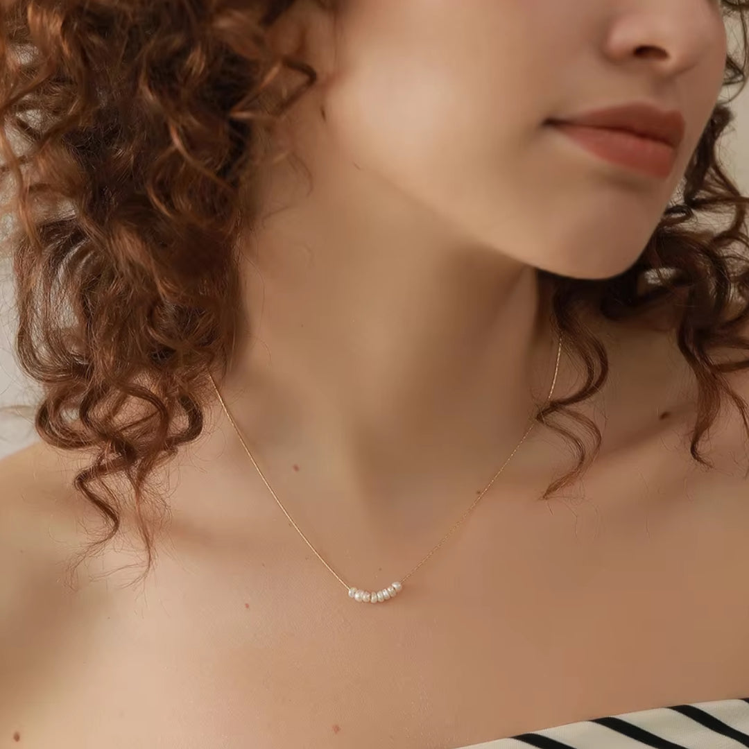 collar de perlas, collar minimalista, collar de acero inoxidable, collar con baño de oro, joyería de perlas, collar chique, collar sin corrosión, collar para mujeres, collar elegante, collar de moda, collar de cuentas.