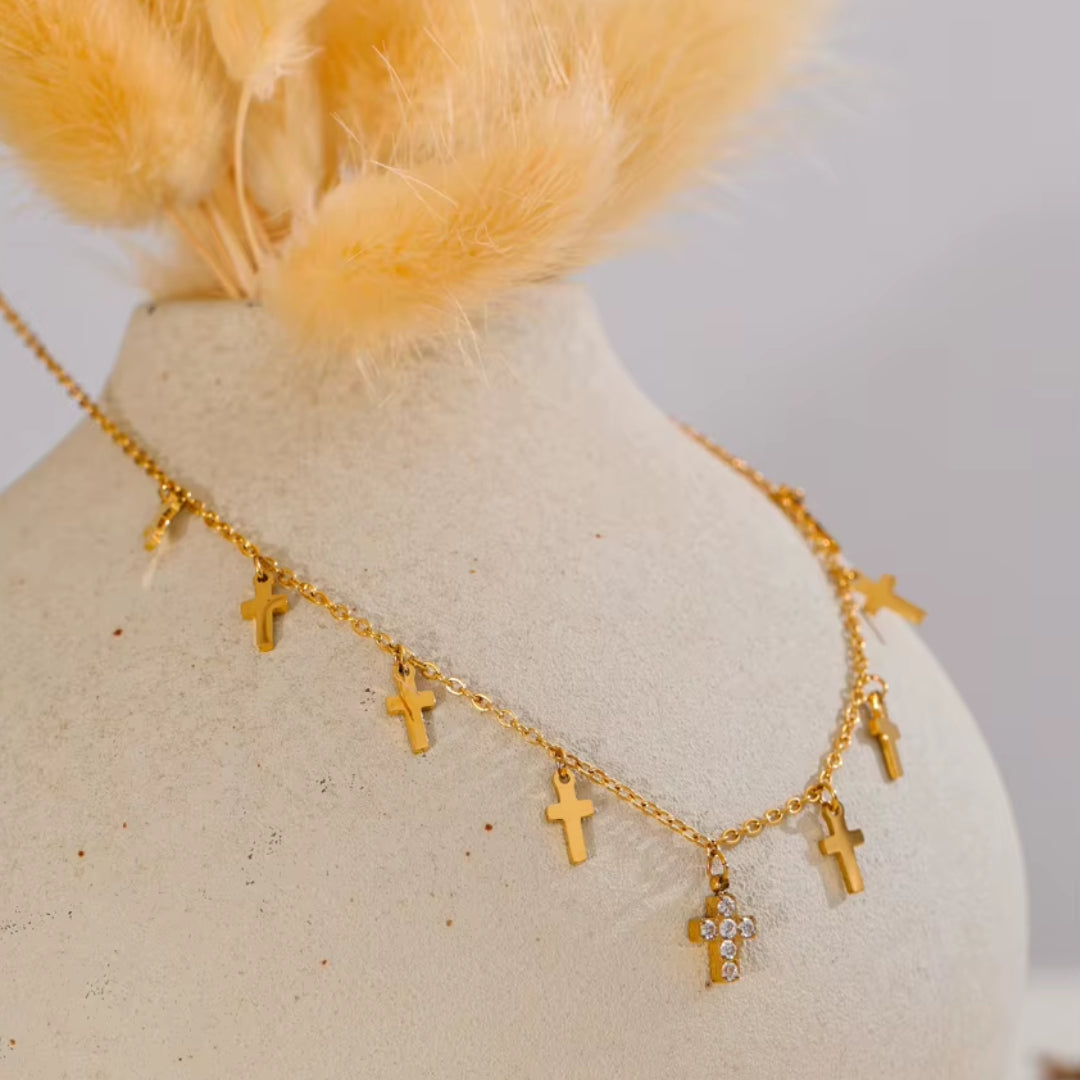 collar de cruz, zirconia cúbica, oro 18k PVD, joyería elegante, Luz Divina, regalos para mujer, collar ajustable, joyas hipoalergénicas, accesorios con significado