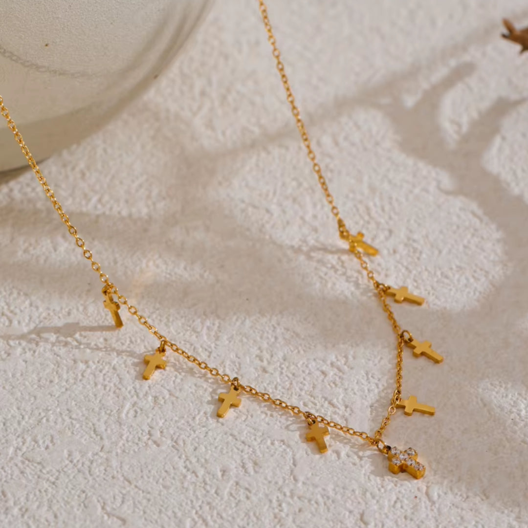 collar de cruz, zirconia cúbica, oro 18k PVD, joyería elegante, Luz Divina, regalos para mujer, collar ajustable, joyas hipoalergénicas, accesorios con significado