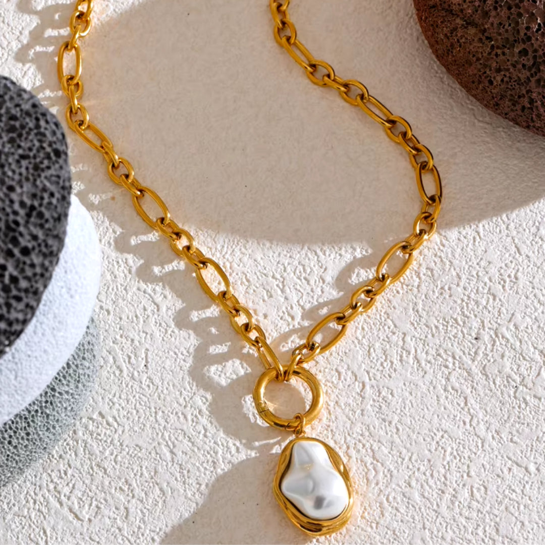 Collar de perla barroco con baño de oro 18K, Collar elegante de cadena dorada y colgante de perla, Joyería moderna con perla geométrica y estilo vintage
https://lenorajewelry.com/collar-barroco-perla-dorada-cadena-18k-pvd