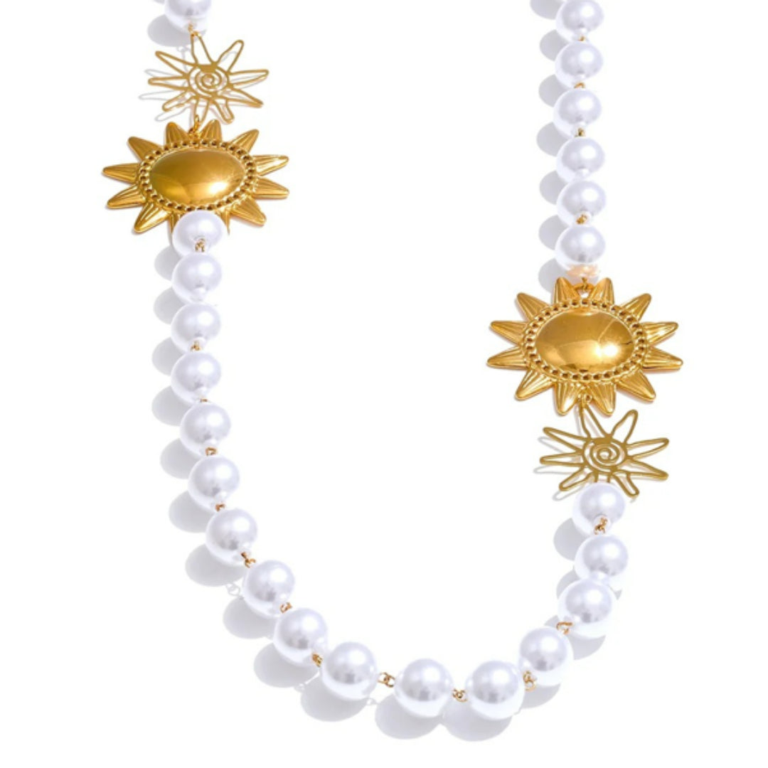 Collar artesanal dorado con caída fluida – lenorajewelry.com/collar-sol-de-perlas, collar dorado mujer, collar largo con perlas, joyas elegantes, joyería artesanal, regalo para ella, collar otoño invierno, LENORA collar