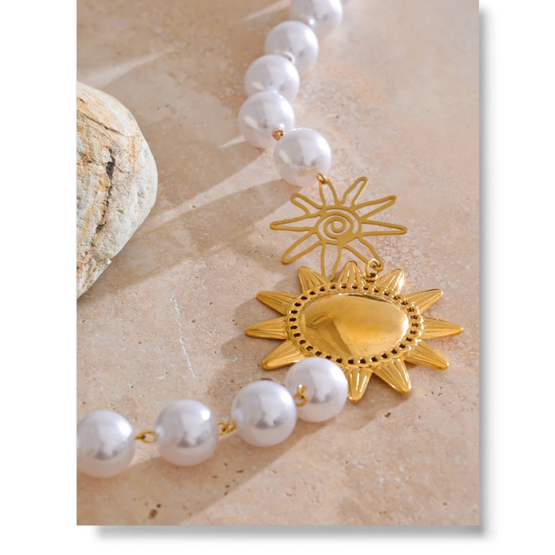 Collar artesanal dorado con caída fluida – lenorajewelry.com/collar-sol-de-perlas, collar dorado mujer, collar largo con perlas, joyas elegantes, joyería artesanal, regalo para ella, collar otoño invierno, LENORA collar