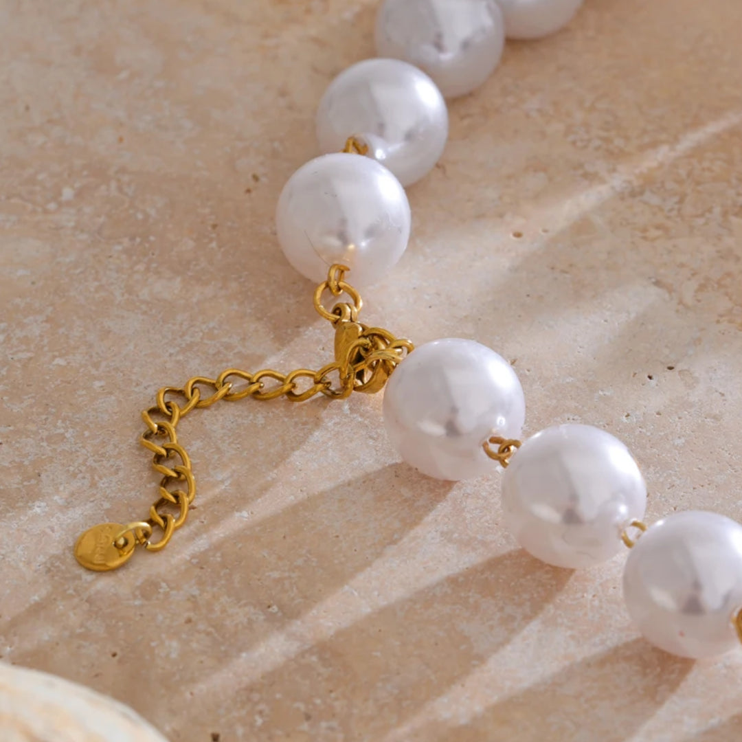 Collar artesanal dorado con caída fluida – lenorajewelry.com/collar-sol-de-perlas, collar dorado mujer, collar largo con perlas, joyas elegantes, joyería artesanal, regalo para ella, collar otoño invierno, LENORA collar